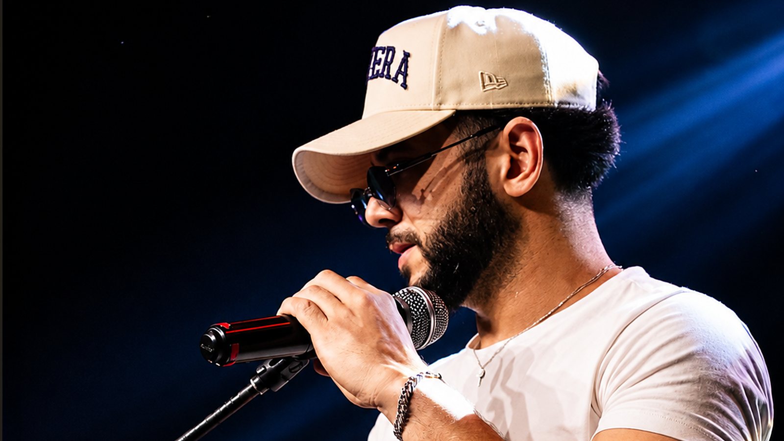 Kaio Ramalho cantando ao vivo